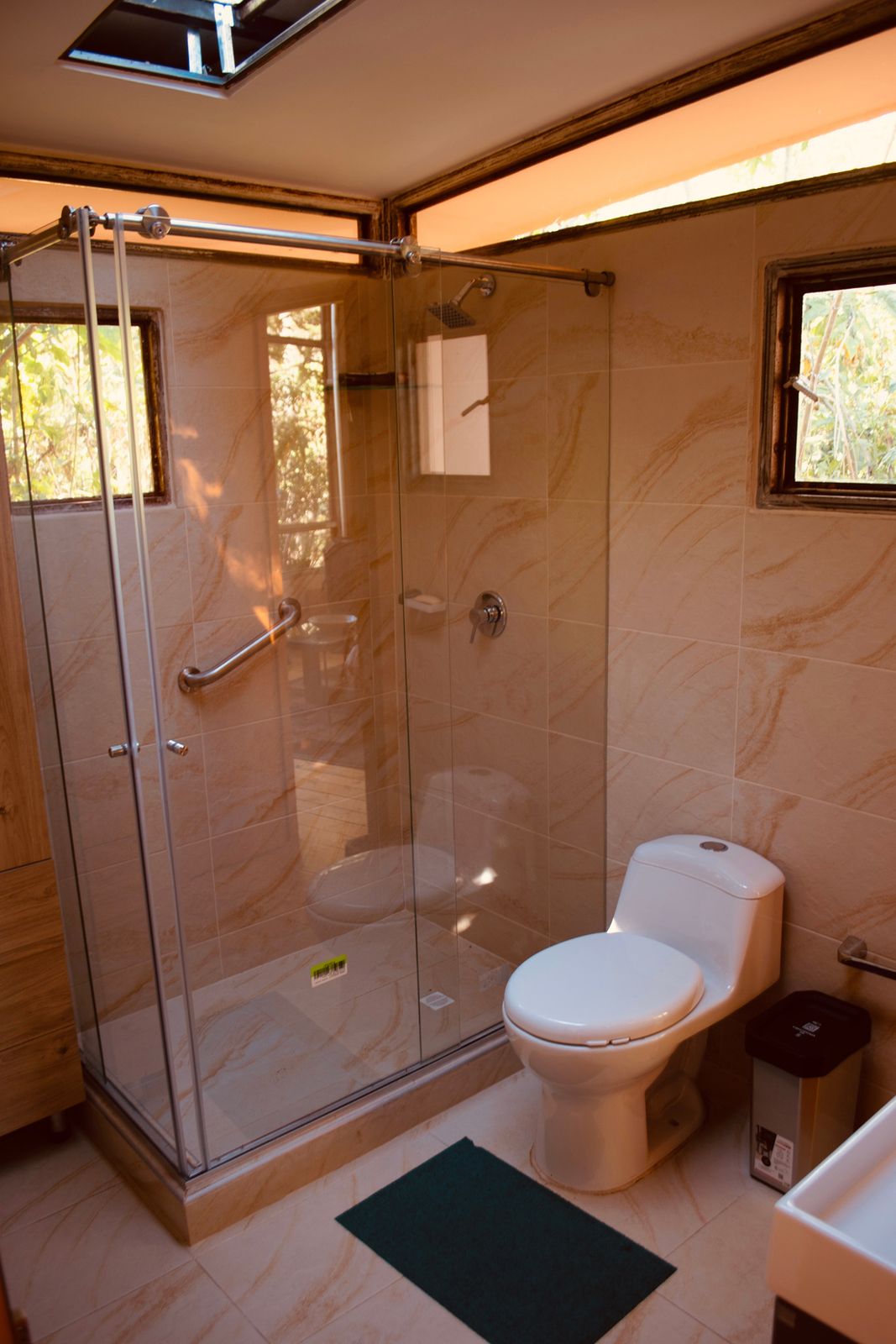 El baño con la ducha