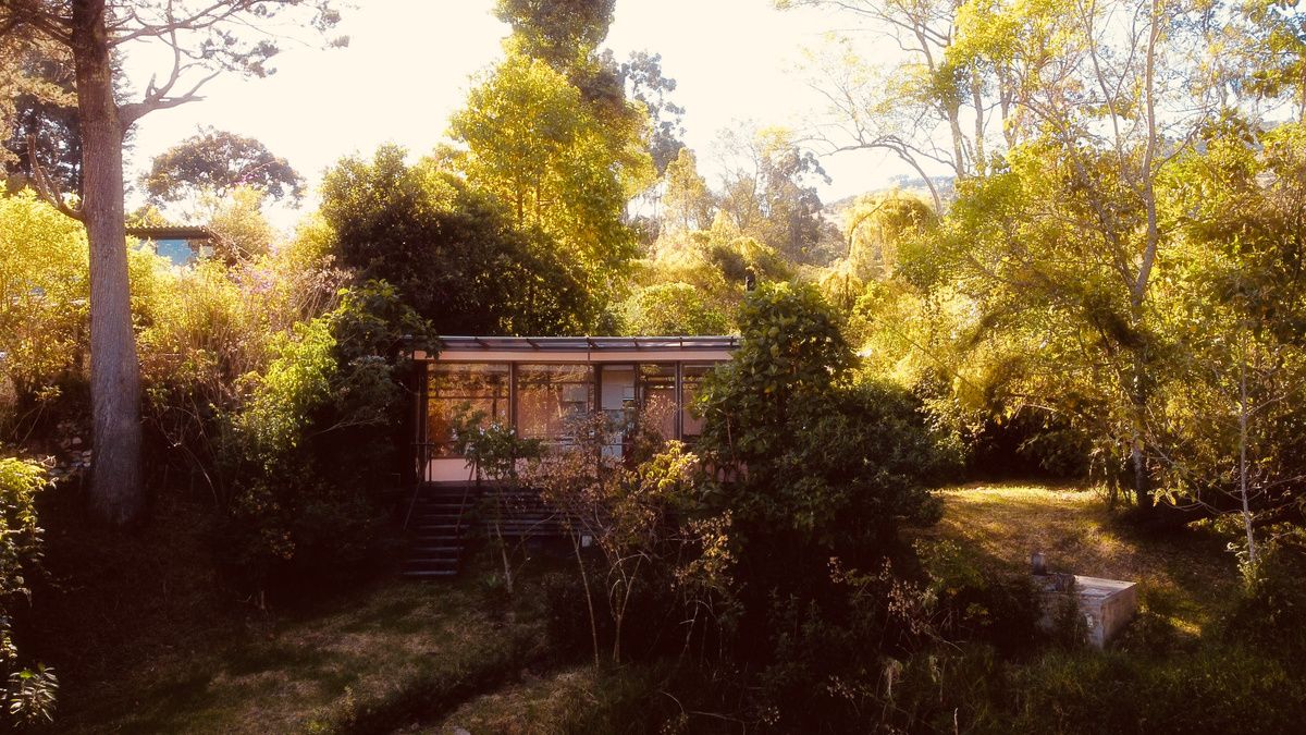 La cabaña entre los árboles al atardecer
