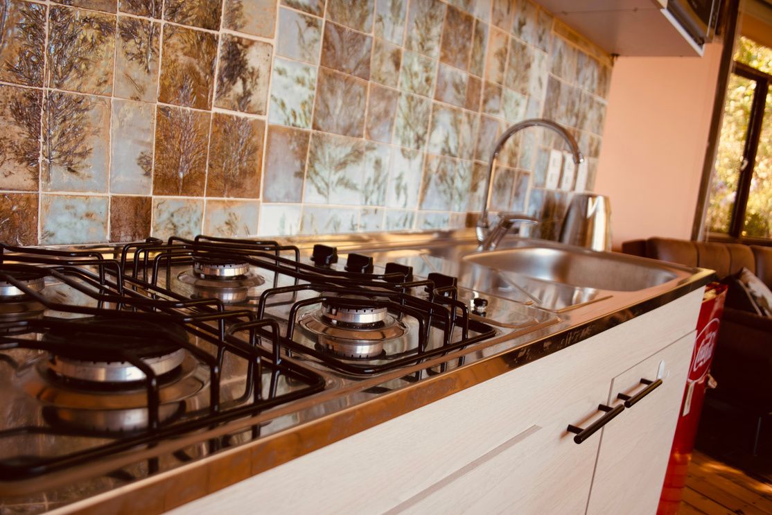 La cocina con la estufa de gas