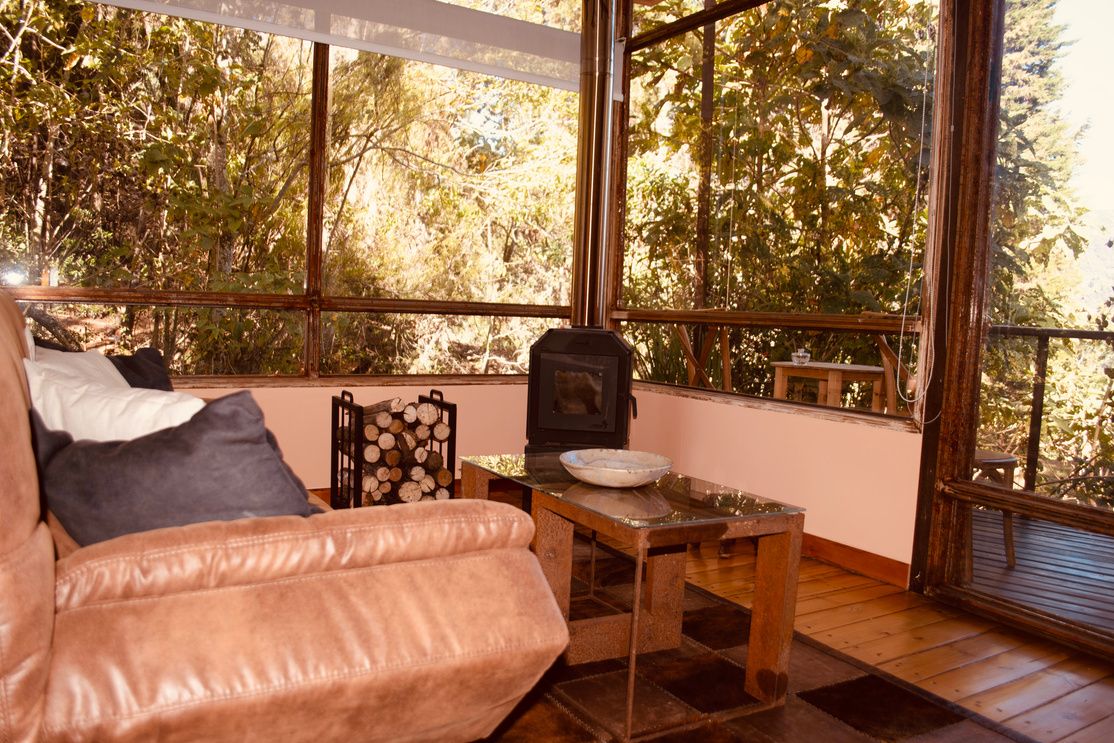 La sala con los ventanales al jardín