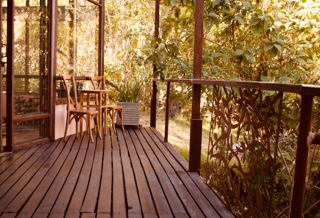 La terraza de madera con el techo translúcido