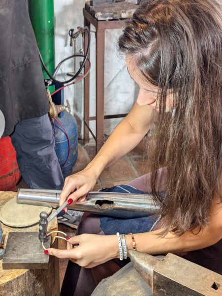 Forjando una pulsera a martillo sobre el yunque