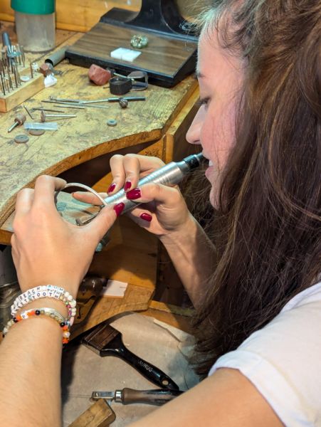 Puliendo la pulsera en el banco de trabajo